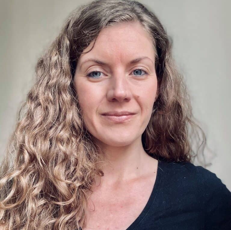 Karolina Headshot 2021 768x767